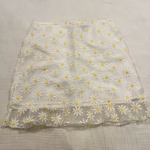 White skirt with daisies brand new never worn size large